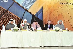 من اليمين عبدالله السميط وكولن بلومن واحمد بهبهاني وعلي المطيري وعبدالله الاسطى خلال الجمعية العمومية للبنك 	سعود سالم﻿