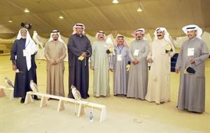 الاستعداد قبل مسابقة الصقور
