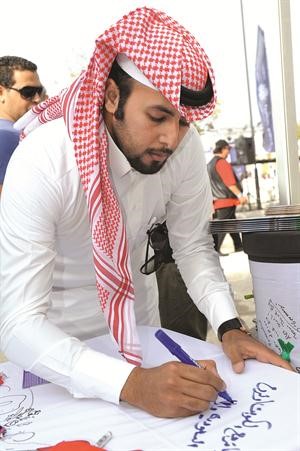 مشارك يوقع على وثيقة الوضع البيئي
