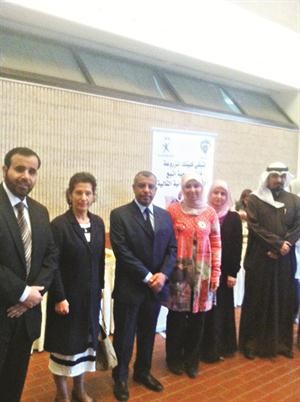 د طارق الجسار مع عدد من المشاركين في افتتاح المعرض