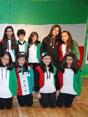 طالبات الاكاديمية الاميركية للبنات خلال الاوبريت
