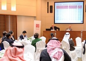 اليساندرو بوكي والياس بيخازي خلال الجلسة﻿