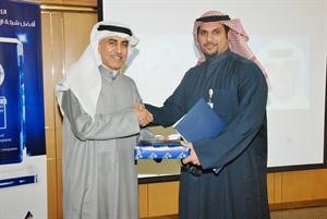 بدر السبيعي مكرما احد المشاركين﻿