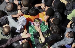 فلسطينيون يشيعون جثمان الشهيد احمد حجاج الذي سقط نتيجة الغارات الاسرائيلية اول من امس 	اپ﻿