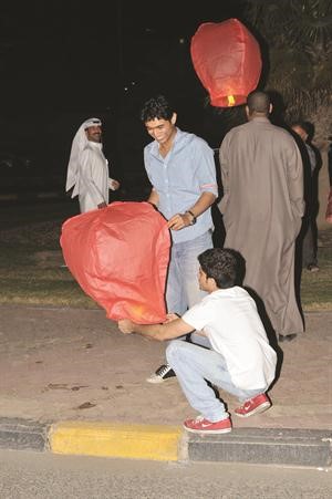 تجهيز احد المناطيد قبل اطلاقه﻿