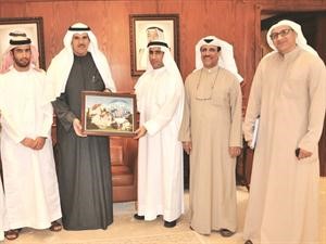 الشيخ سلمان الحمود اثناء استقباله اعضاء فريق منطاد امير الكويت﻿