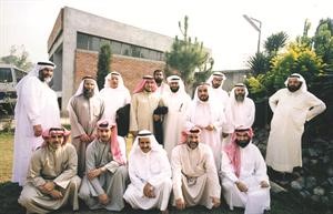 مع مجموعة من اخوانه﻿