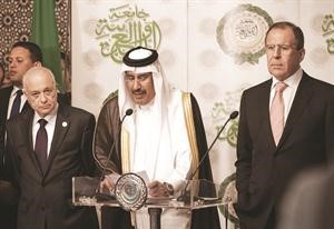 وزير الخارجية القطري الشيخ حمد بن جاسم متوسطا نظيره الروسي سيرغي لافروف والامين العام للجامعة نبيل العربيافپ﻿