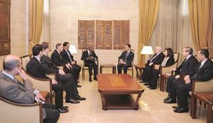 الرئيس بشار الاسد مستقبلا المبعوث الاممي كوفي انان بحضور عدد من المسؤولين	افپ﻿