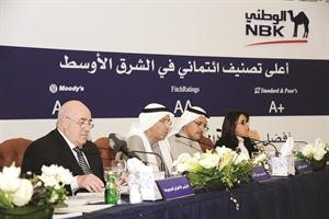 ناصر مساعد السايريتوسط ابراهيم دبدوب وعصام الصقر وشيخة البحر خلال عمومية البنك﻿