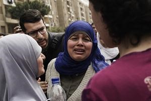 الناشطة السياسية سميرة ابراهيم تبكي بعد صدور الحكم امس اپ