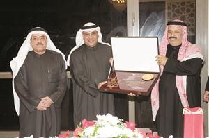 دحسين الدويهيس مكرما دمطر المطيري بحضور محمد الكندري انور الكندري

