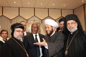 كوفي انان خلال اجتماعه مع رجال الدين السوريين وفي مقدمتهم المفتي احمد حسون افپ