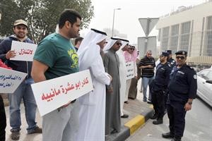 عدد من المعتصمين امام ديوان الخدمة المدنية يتحدثون الى رجال الداخلية﻿