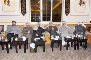 عدنان المطوع ونبيل الفضل ود بدر الخضري خلال ندوة ديوانية الكتاب مساء امس الاول
