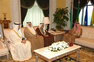 سمو ولي العهد الشيخ نواف الاحمد مستقبلا هاني حسين والشيخ محمد العبدالله وسالم الاذينة﻿