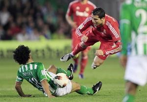 مهاجم ريال مدريد كريستيانو رونالدو تالق امام ريال بيتيس وسجل هدفين رويترز 