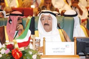 صاحب السمو الامير الشيخ صباح الاحمد اثناء اعلانه عن صندوق المشروعات الصغيرة خلال القمة الاقتصادية في الكويت﻿