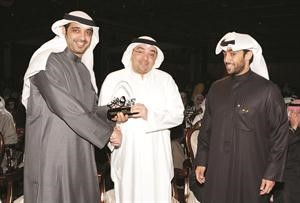 الشيخ محمد العبدالله مكرما رئيس التحرير الزميل يوسف خالد المرزوق﻿
