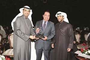 زياد مجذوب متسلما درع مجموعة الراي الاعلامية﻿