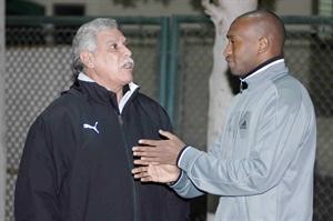 حسن شحاتة لم يترك الزمالك بعد
