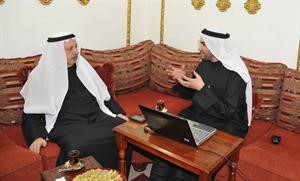 امير قبيلة العوازم فلاح بن جامع متحدثا للزميل محمد راتب	﻿