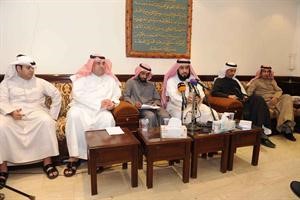 دعبيد الوسمي وعبدالله عكاش وزايد الزيد خلال الندوة﻿