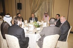 الشيخ علي الخالد مع الحضور خلال المادبة﻿