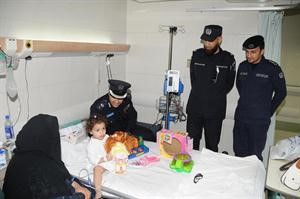 المقدم خليل الامير خلال زيارته لابنة المؤذن