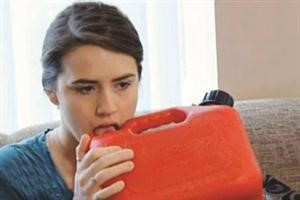 أميركية تدمن.. البنزين