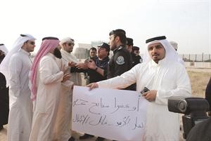 الاعلامي داهم القحطاني متقدما المحتجين 