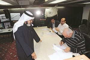 الزميل يوسف عبدالرحمن يدلي بصوته﻿