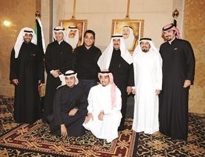 سموه متوسطا مجموعة من المتطوعين﻿