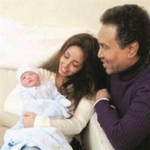 ومع ابنه خالد وابنته ريم كما قال﻿