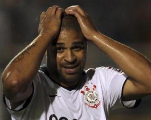 كورنثيانز يفسخ تعاقده مع أدريانو بسبب سلوكه غير المنضبط