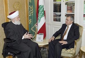 مفتي لبنان الشيخ دمحمد رشيد قباني مستقبلا السفير السوري علي عبدالكريم علي امس	محمود الطويل﻿