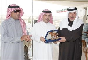 الشيخ علي الحمود يسلم احدى الجوائز بحضور عبدالله فيروز
