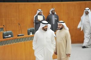 دمحمد الكندري وعبداللطيف العميري خلال دخولهما القاعة

