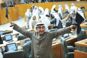 د عبدالحميد دشتي يرفع الاعلام السوداء احتجاجا على قرار مكتب المجلس