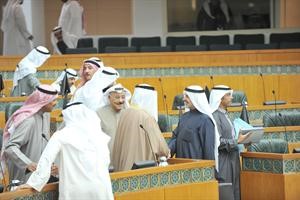 سمو رئيس الوزراء يتلقى مصافحة من صالح عاشور قبل بدء الجلسة ويبدو نبيل الفضل متابعا
