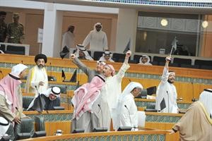 عدنان المطوع ودعبدالحميد دشتي يرفعان الاعلام السوداء بعد رفع الجلسة

