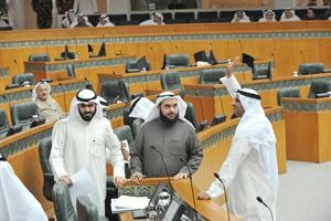 فيصل اليحيى محييا الحضور وبجانبه دجمعان الحربش واسامة المناور
