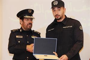 العميد يوسف الانصاري مكرما احد الاطفائيين