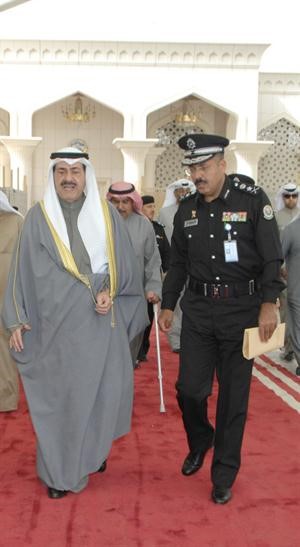 الشيخ احمد الحمود خلال مغادرته الكويت وفي وداعه الفريق الشيخ احمد النواف
