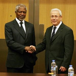المبعوث الاممي كوفي انان مستقبلا رئيس المجلس الوطني برهان غليون	افپ﻿