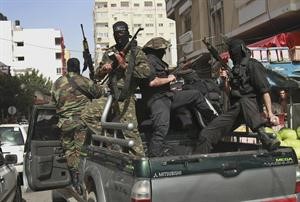 مسلحو لجان المقاومة الشعبية بعد عقدهم مؤتمرا صحافيا في غزة اپ