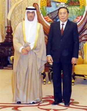 السفير نبيل الدخيل خلال لقائه رئيس لاو
