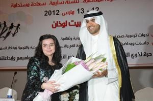 مدى حمود تقدم باقة زهور للشيخ صباح محمد الصباح انور الكندري
