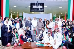 السفير الشيخ عزام الصباح متوسطا الطلبة خلال الاحتفال