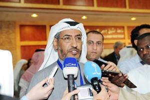 دناجي المطيري متحدثا الى وسائل الاعلام خلال ورشة العمل﻿